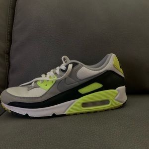 Men’s Airmax Nike Shoes. Only used a handful of times.